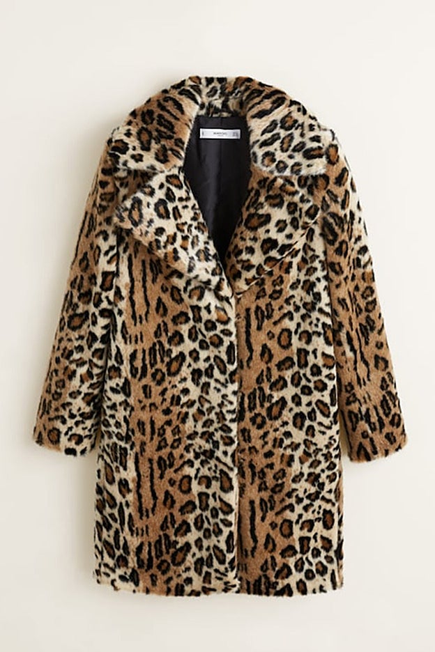 Un básico en cualquier armario: el abrigo de pelo de leopardo.