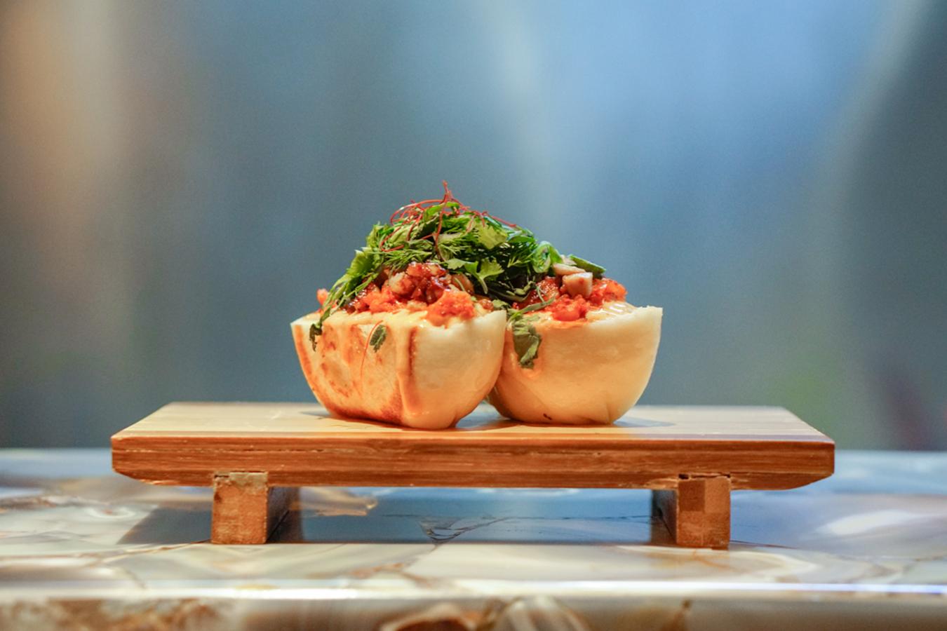 ¿Sabías que la dieta coreana es una de las más saludables que existen? Si eres fan del país asiático o estás dispuesta a abrir tu paladar, este restaurante puede ser la alternativa healthy que buscabas de cara a Navidad. Los mandos de su cocina los maneja el chef surcoreano Luke Jang, discípulo de Ferrán Adriá en El Bulli, quien ha apostado por la unión de la cocina de su país de origen con la nuestra. Por eso su carta es una fusión original que cuenta con platos en los que el kimchi no falta. Destaca también el tartar de ventresca de atún con risotto de sésamo, la famosa anguila del Delta del Ebro con salsa gochujang (uno de los retos del último MasterChef Celebrity) y el plato estrella: kuksu, fideos coreanos tradicionales. Cuentan con un menú especial para Nochebuena y otro para Nochevieja, aunque siempre puedes optar por probar sus tapas o el menú degustación. Calle Bárbara de Braganza, 2.