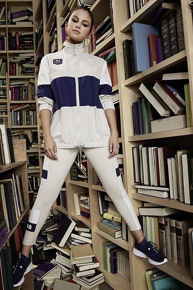 Toda la colección de Selena Gomez para Puma gira en torno a los colores azul marino y rosa.