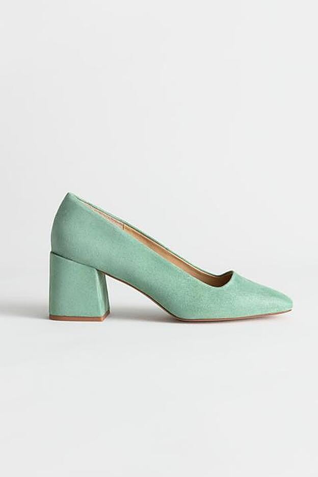 Los zapatos de & Other Stories en verde menta cuestan 89 euros y no solo te los podrás poner en total look, también para combinarlos con negro, blanco o camel.