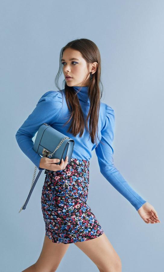 Jersey de cuello cisne y manga abullonada (17,99 euros) y minifalda de flores con frunces (19,99 euros).