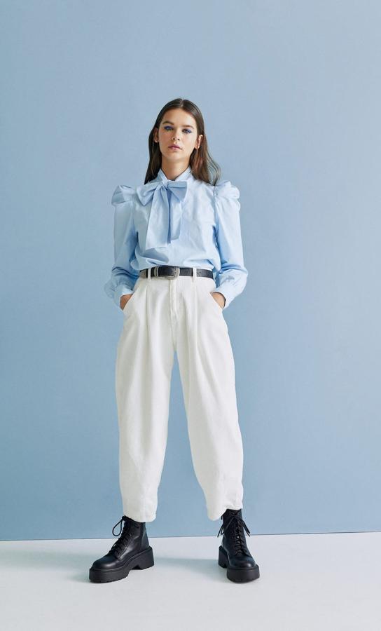 Blusa con lazada al cuello (19,99 euros) y pantalón slouchy de pana (25,99 euros).