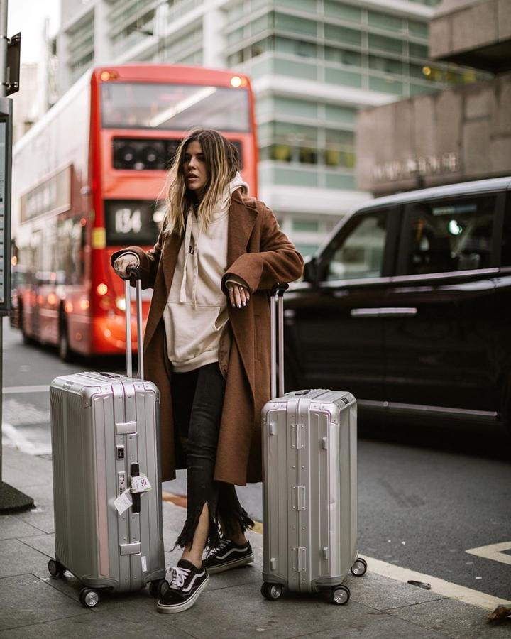 Natalia Cabezas escogió una sudadera beige que combinó con un abrigo marrón, jeans desflecados en el bajo negros y zapatillas Vans.