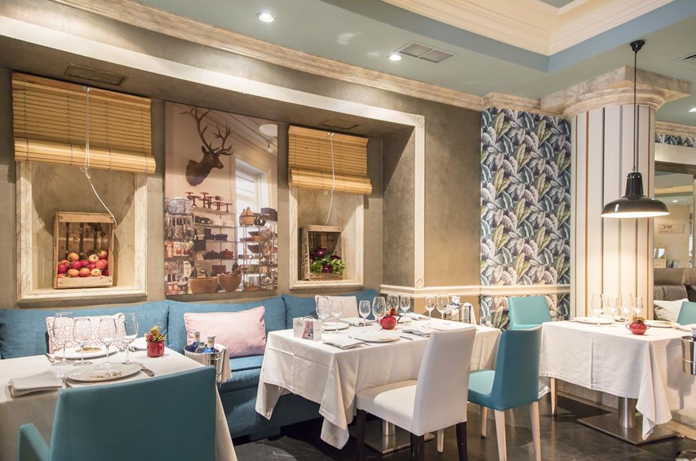 Es cierto que lo que más llama la atención de este pintoresco restaurante del grupo Oter es su decoración. Pero la carta no se queda atrás. Tiene como protagonistas verduras y hortalizas de temporada que comparten espacio con arroces, pasta casera, pescados frescos y carnes. De hecho, el local tiene un huerto propio donde recolectan los ingredientes para sus platos. Y aunque el restaurante cuenta con tres menús de Navidad diferentes y uno de gala para Nochevieja, si vas, te sugerimos que no dejes pasar por alto sus platos estrella: berenjenas asadas con ajoblanco malagueño, risotto de boletus y queso parmesano y el raviolón yema de huevo, puerro y trufa negra.C/ Espronceda, 27.