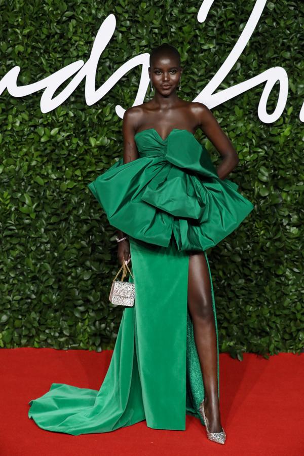 La nombrada mejor modelo del año Adut Akceh de Valentino.