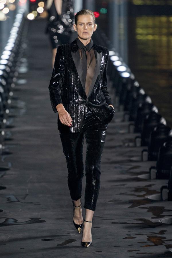 Este look de lentejuelas con el icónico esmoquin de Saint Laurent reinventado.
