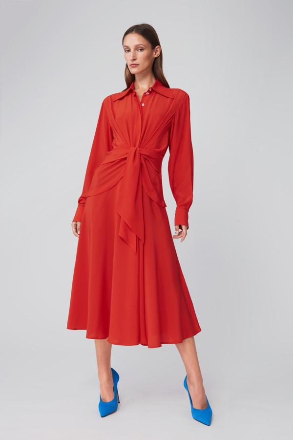 Un vestido 'para todos los días' que siente como un guante, como este de Victoria Beckham (1.760 euros). Y sí, nos encanta cómo queda con los zapatos en contraste (560 euros) también de la diseñadora británica.