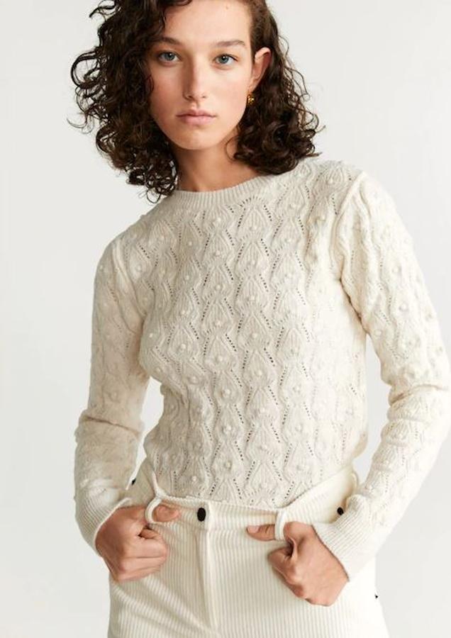 En la firma low cost tienen varios modelos con estos pequeños pero importantes detalles y este es el que más nos gusta. Sencillo y discreto, es perfecto para las que se quieran iniciar en esta tendencia sin llamar mucho la atención. Cuesta 29,99 euros.