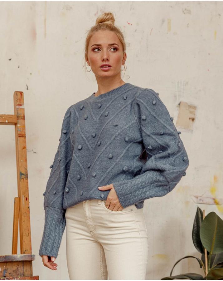 Polín et moi ha sido uno de nuestros últimos descubrimientos low cost y ya tenemos una prenda favorita: su jersey de pompones. Es uno de sus superventas y ya se está agotando en algunos colores. Su precio es de 65,95 euros.