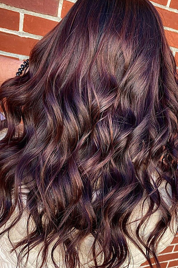 Sobre una base oscura, el tono morado de la familia Raspberry Bourbon.