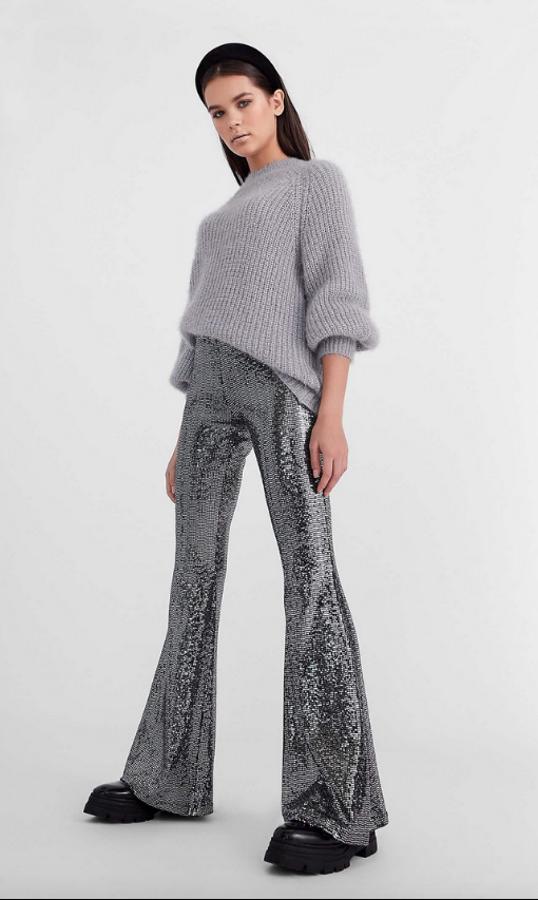 Stradivarius también tiene en su colección de fiesta el socorrido flare con acabado en brillos por 19,99 euros. En la talla XS se ha agotado, y la XL está en ello.