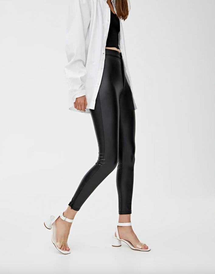 Una solución muy socorrida, y que puedes recuperar todo el año, este pantalón skinny de Pull&Bear con efecto piel. Cuesta 17,99 euros y también puedes encontrarlo en blanco. Está agotado en las tallas 32 y 40.