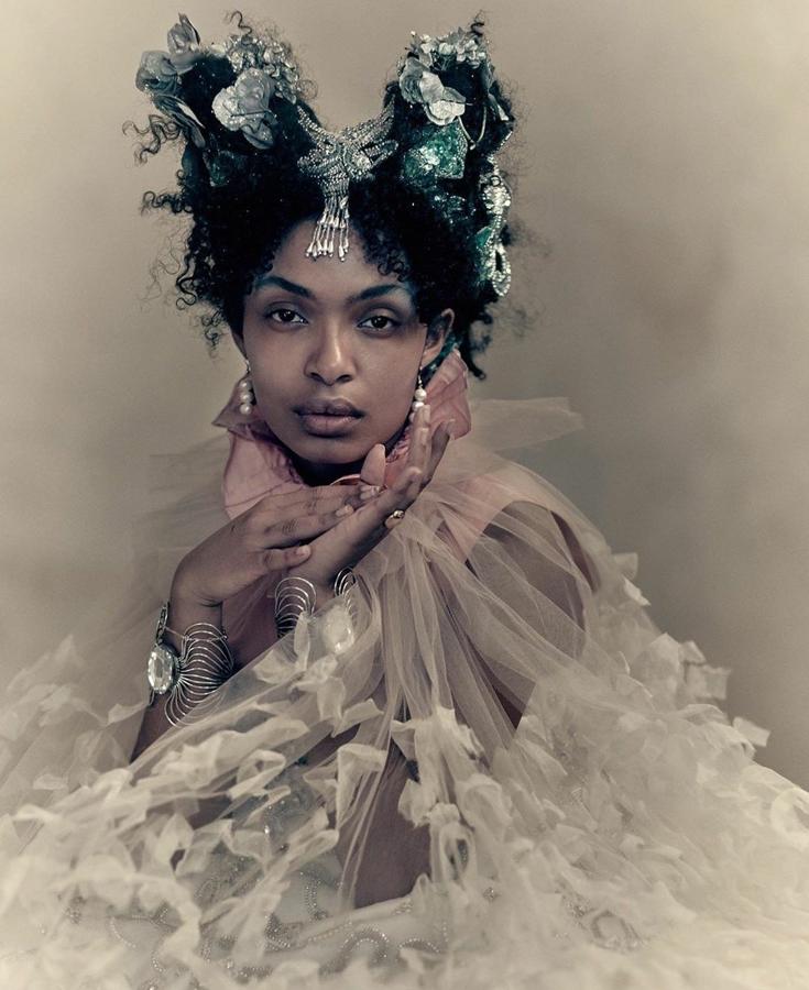 Yara Sahidi, con 19 años, es la mujer más joven del calendario Pirelli.