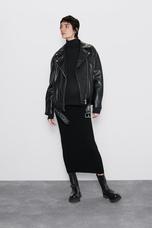 Esta cazadora biker efecto cuero de Zara Mum cuesta 119 euros y es perfecta para el estilo rockero de Malú. Eso sí, está agotada en casi todas las tallas...