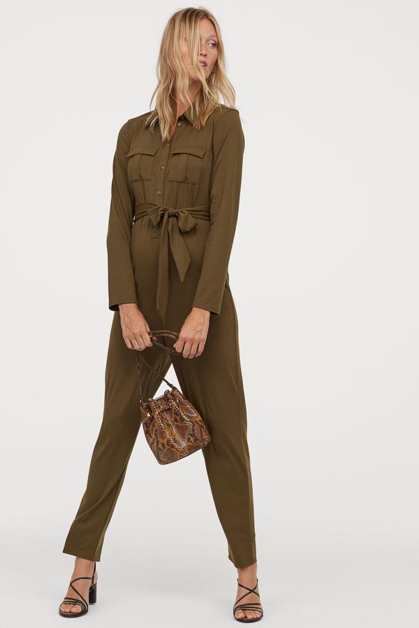 Mono caqui de inspiración militar de H&M (39.99 euros).