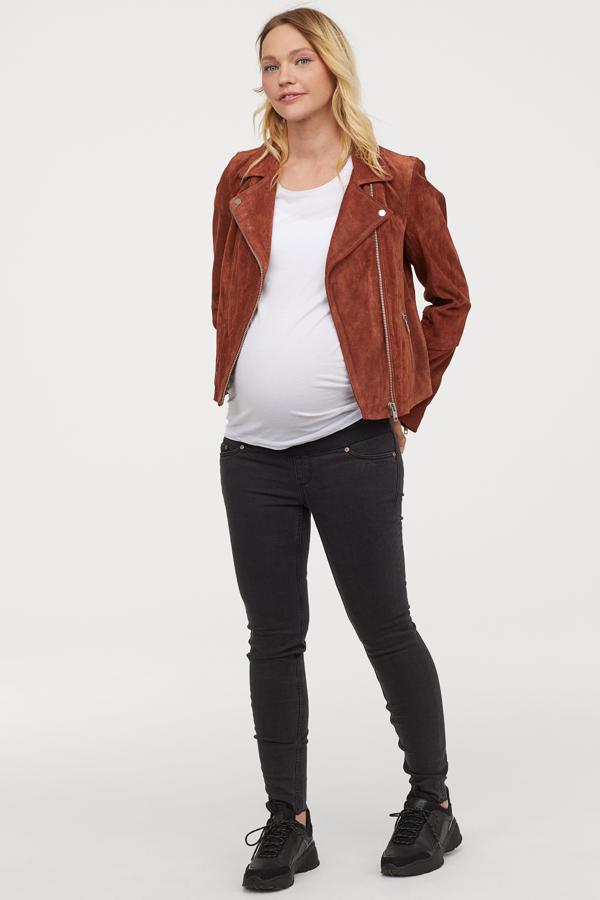 Dicen que los vaqueros premamá de H&M son los más cómodos y baratos. Por eso, nos quedamos con estos 'super skinny' negros de H&M (39.99 euros).