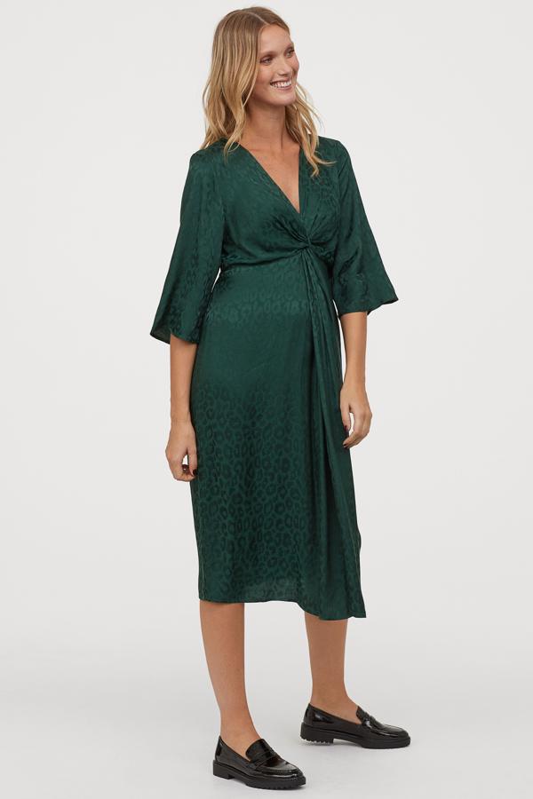 Para actos sociales más formales, pero con un punto rockero, nos quedamos con este vestido con estampado 'animal print' de H&M (49.99 euros).