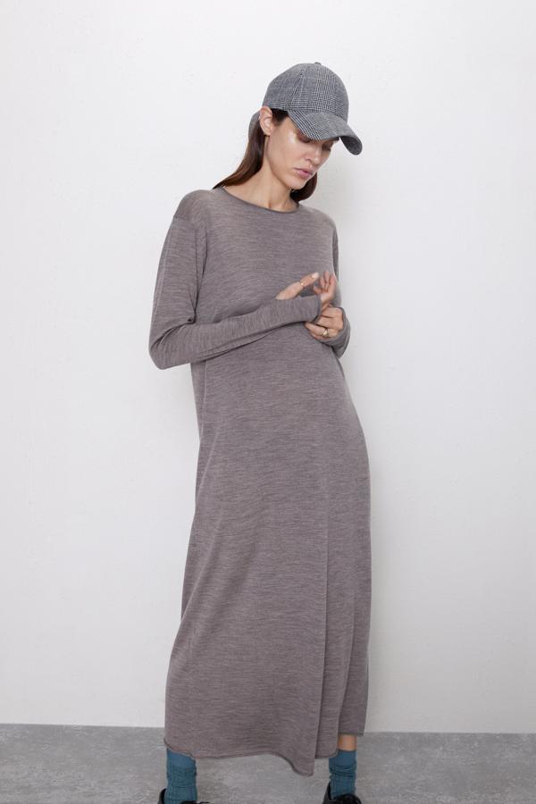 Otro vestido que nos encanta y que sería súper cómodo para Malú durante su embarazo es este de punto premium de Zara Mum (49.95 euros).