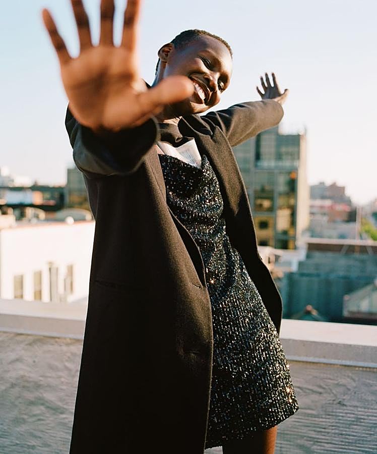 ¿Y qué nos dices de este mini vestido glitter? Para una noche de fiesta, póntelo con sandalias de taconazo y una biker de cuero. Eso sí, luego podrás reutilizarlo en el día a día con una camiseta debajo y un maxi abrigo, como en la foto. Y todo con una inversión de 17 euros...