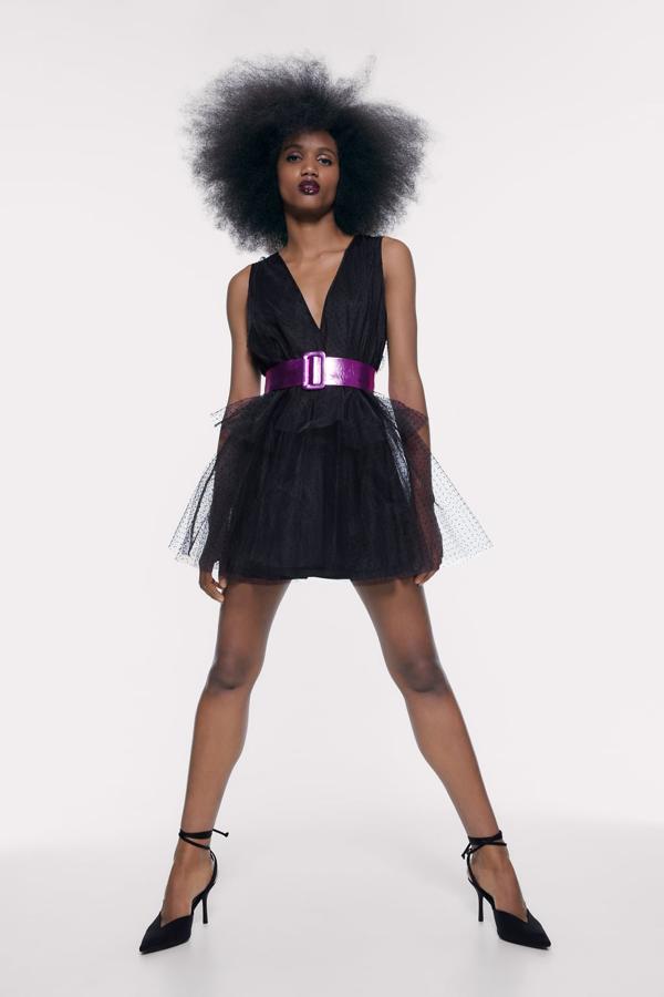 Vestido mini en color negro con tul y cinturón metalizado morado de Zara (39,95 euros).