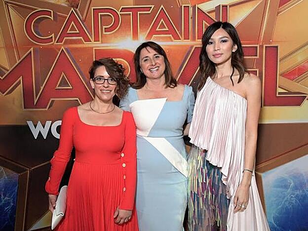 Anna Boden junto a la productora Victoria Alonso y la actriz Gemma Chan