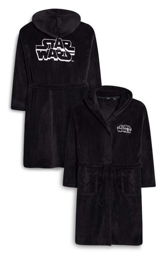 Esta bata negra con el logo de la saga en el frontal y la espalda, que además tiene capucha, nos parece el estilismo ideal para una tarde en el sofá. Cuesta 20 euros y es de Primark.