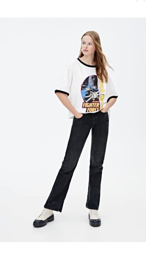 La más ochentera de las camisetas de Star Wars es esta de Pull&Bear en colores flúor y unas cuantas naves como protagonistas. Cuesta 12,99 euros.