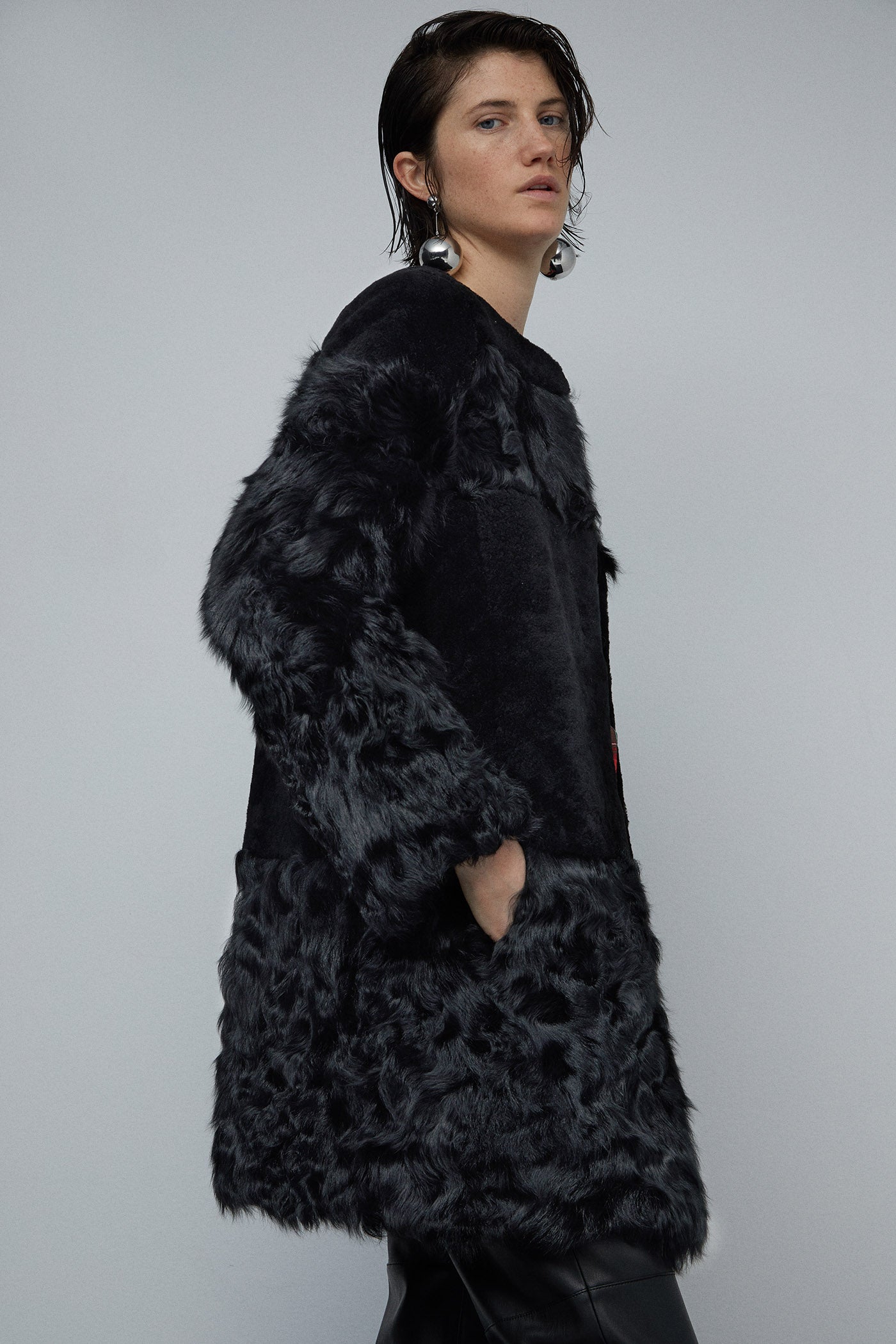 Abrigo negro pelo Patch de Sfera. (199,99 euros).