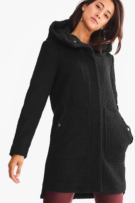 Abrigo negro pelo rizado de C&A. (79,90 euros).