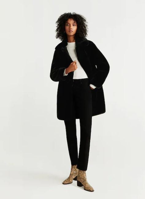 Abrigo pelo oversize de Mango. (79,99 euros).