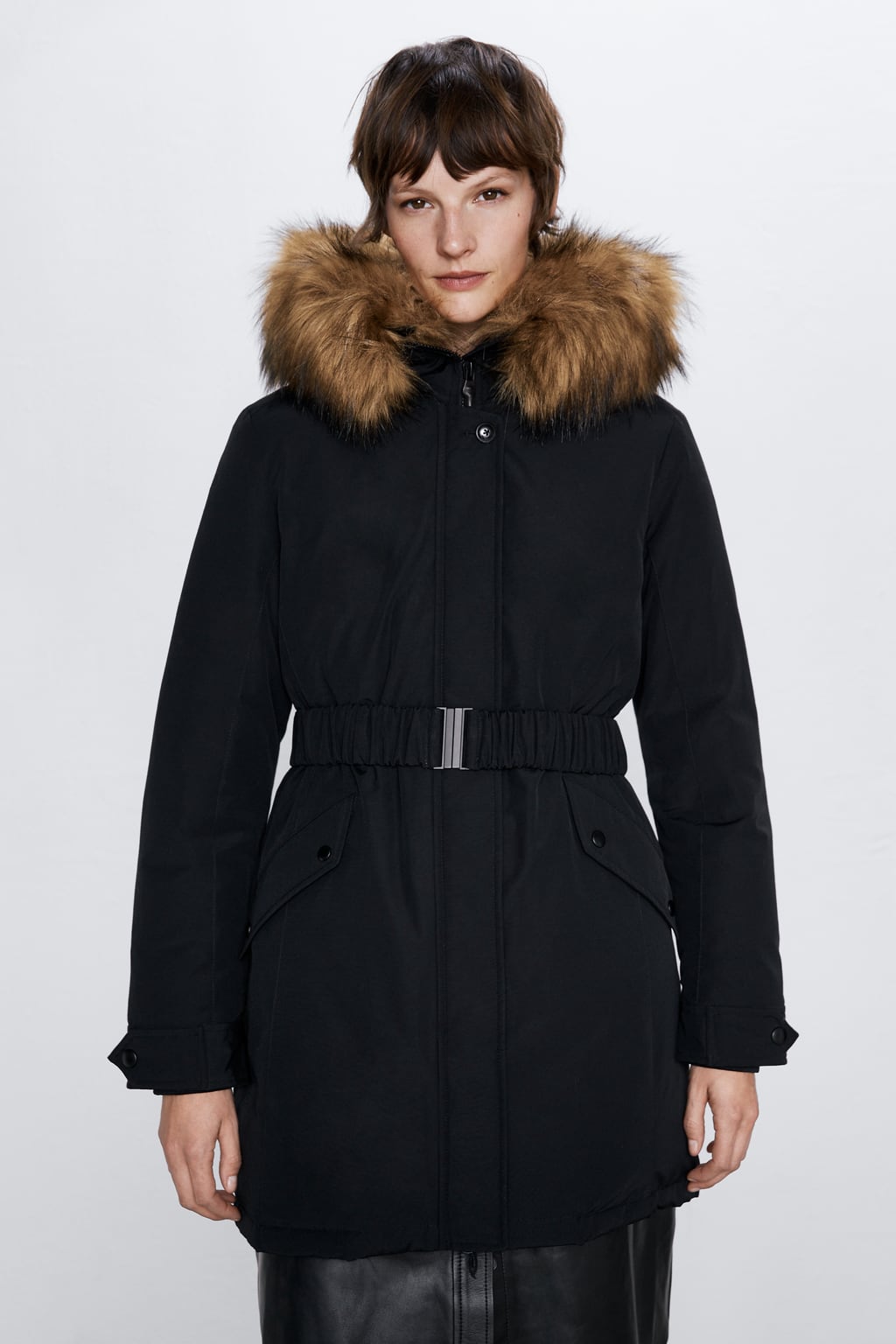 Parka con cinturón y capucha de pelo. De Zara. (89,95 euros).