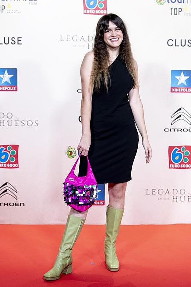Amaia con un vestido negro.