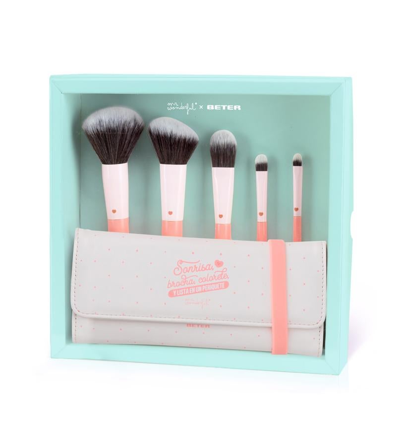 Set de maquillaje con tres brochas, una para polvos, otra para colorete y una tercera para base de maquillaje, y dos pinceles para ojos (39,95 €).