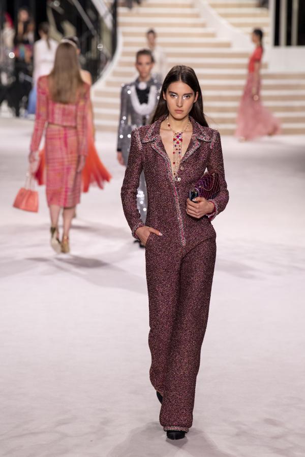 Este original mono de tweed glitter e inspiración años '70.