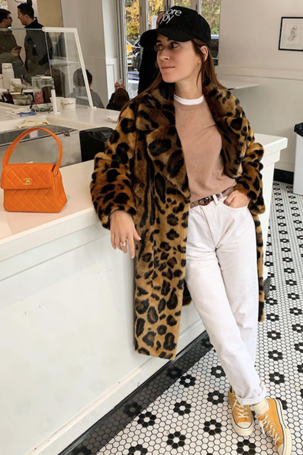 El abrigo de leopardo se ha convertido en un clásico del fondo de armario que podemos actualizar cada temporada con las tendencias correspondientes. Nos gusta muchísimo cómo lo hace aquí Gala González: con un look totalmente deportivo, con Converse, gorra con visera y vaqueros con el tiro alto.