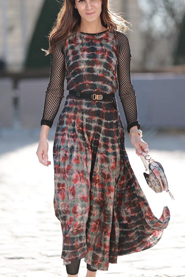 Aquí Gala González nos sorprendió combinando un clasiquísimo vestido lady de Dior con dos piezas inesperadas: una camiseta y unos leggings de red. El contrapunto punk no puede estar mejor traído.