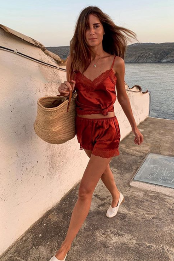 La idea no es nueva: muchas influyentes de la moda han localizado looks lenceros tan bonitos, que hacen inevitable llevarnos al exterior. Hemos visto camisones, pijamas y tops de andar por casa en plena calle en multitud de ocasiones. Sin embargo, esta conexión entre los brillos satinados y el encaje y la playa es la que más nos convence. La idea de Gala González de vestirse con un conjunto de seda para una escapada playera nos parece un diez.