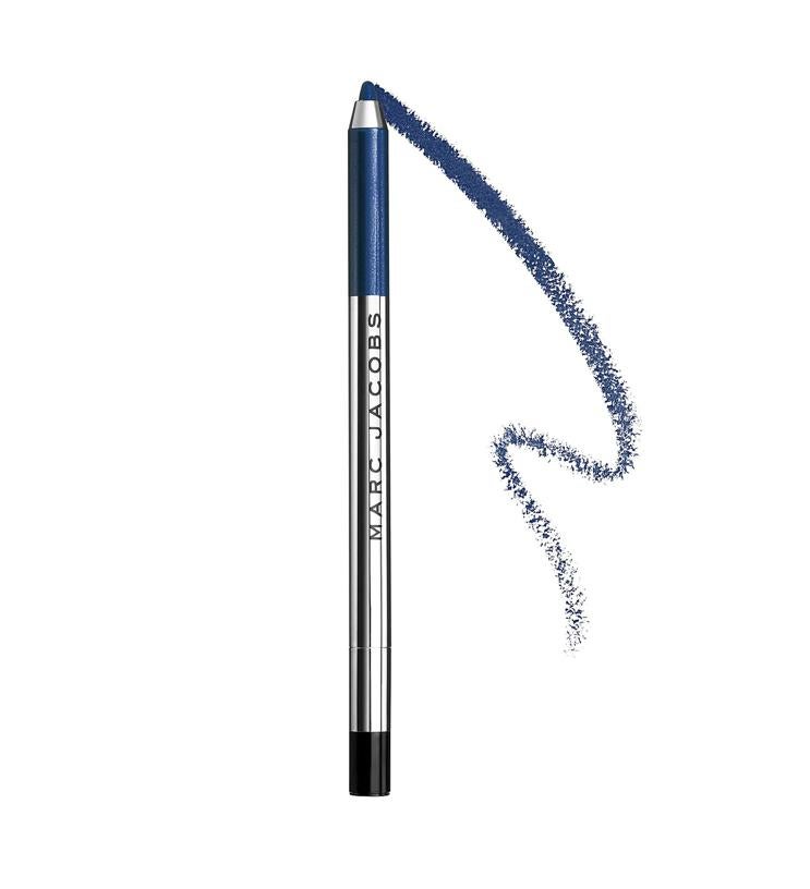 Lápiz en textura gel que permite usar pigmentos ricos para dejar un acabado brillante y delicado. Es resistente al agua y de larga duración, una vez seco, no gotea. Después de cada utilización, recuerda tapar el eye-liner para evitar que se seque. Color: Midnight blue shimmer. (22,55 €).