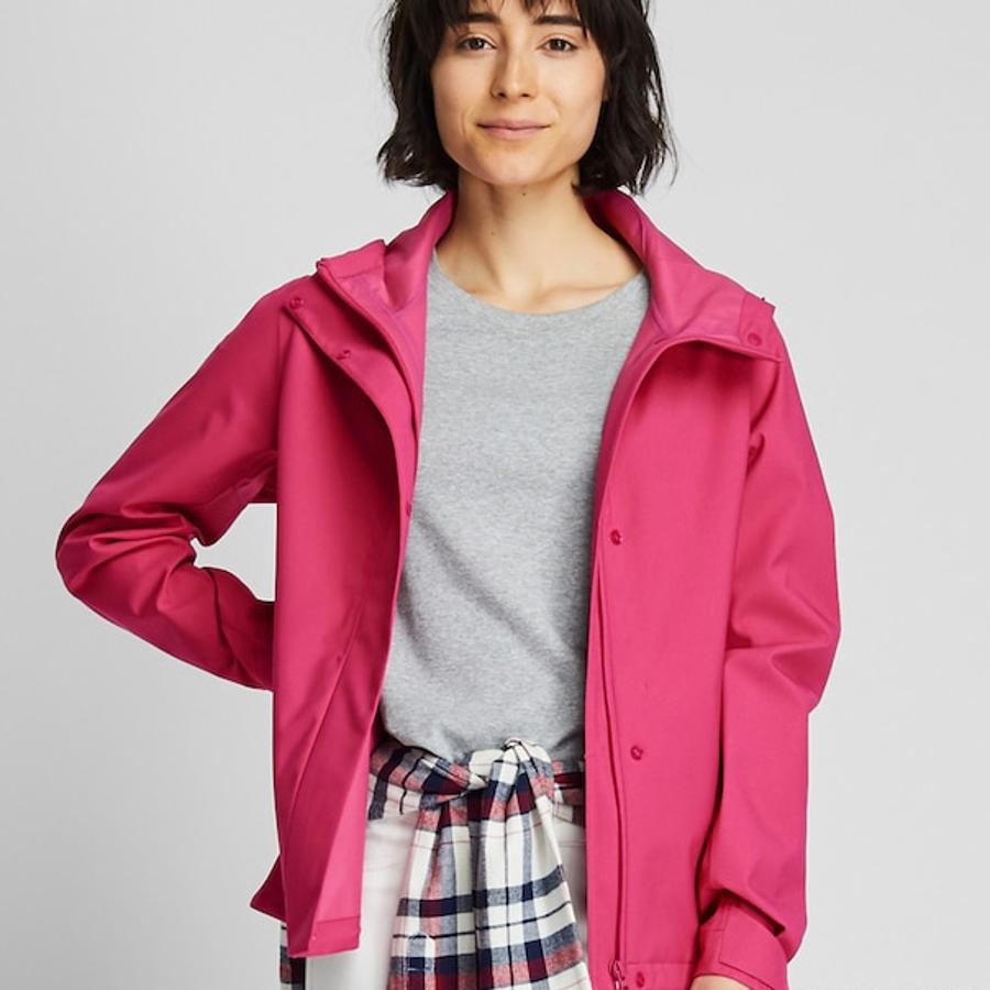 ¡Larga vida a las parkas! Esta en fucsia será la alegría de cualquier estilismo. De Uniqlo, (69,90 euros).