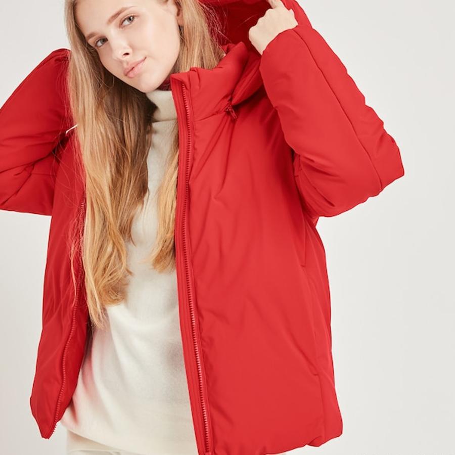 En rojo, es un imprescindible todoterreno para cualquier look calentito. Está disponible en colores neutros como grises y azul. De Uniqlo, (99,90 euros).