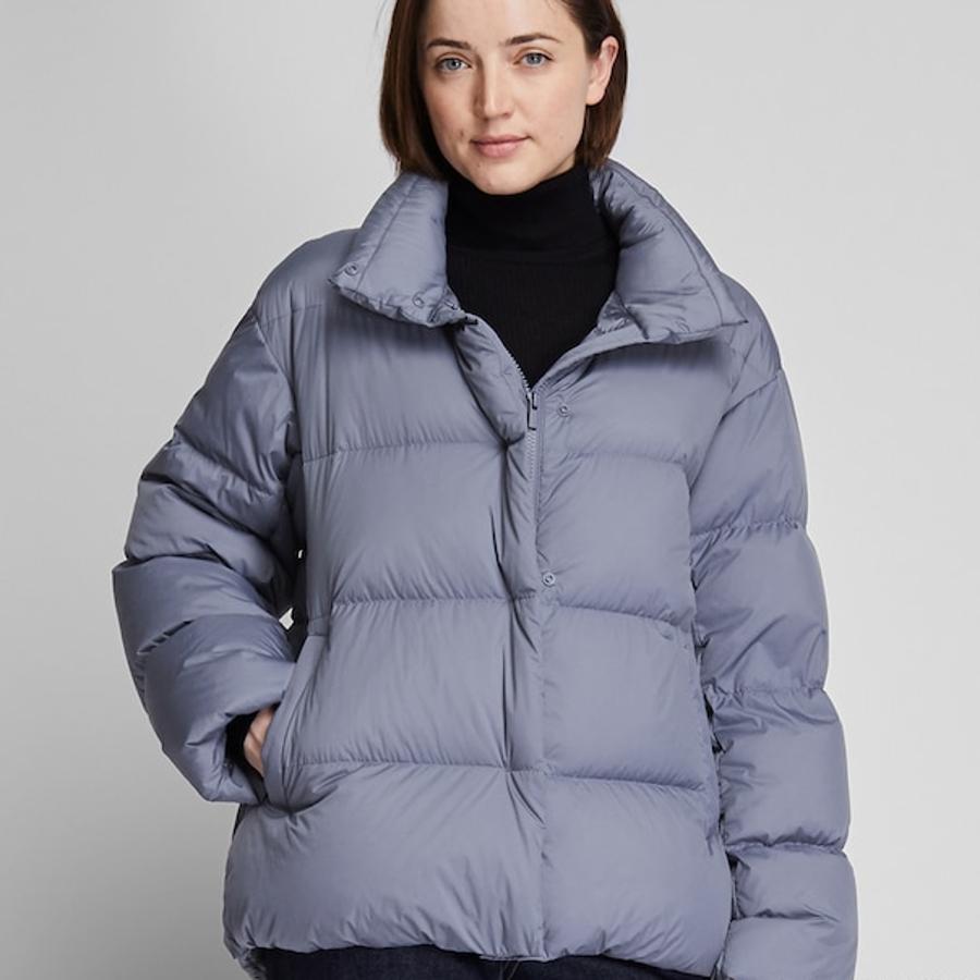 Sencillo y fácilmente combinable, este plumífero pega con todo. Está disponible en rosa, teja, azul marino... todo un básico. De Uniqlo, (79,90 euros).