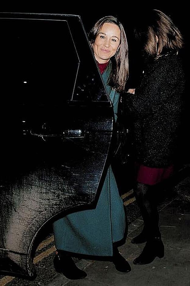 Pippa saliendo del coche que le llevó a la fiesta.