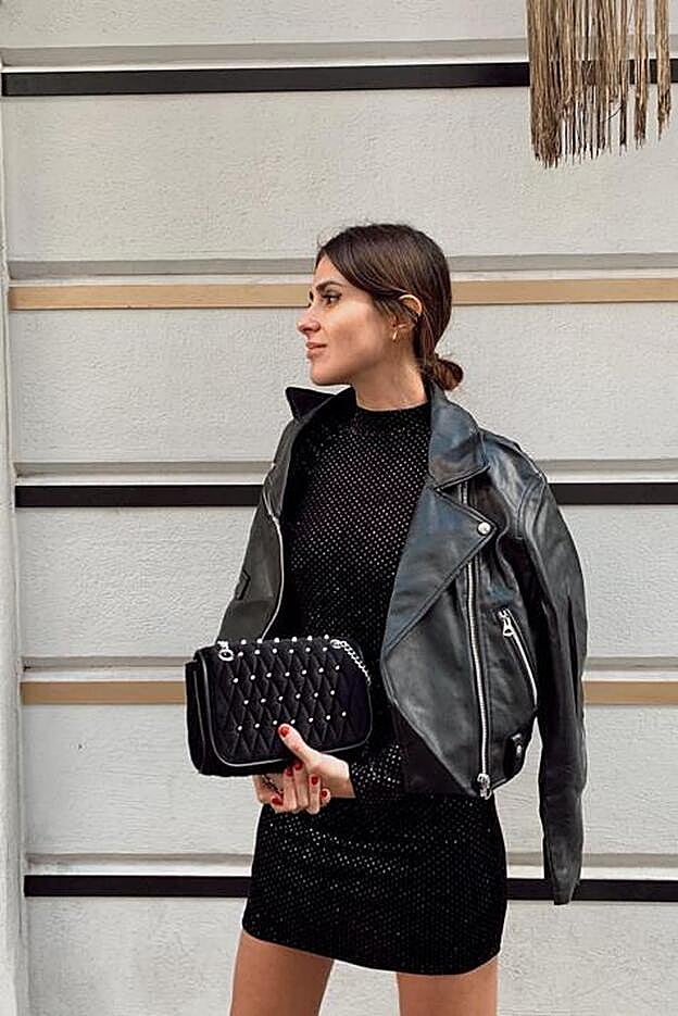 Una cazadora y un bolso han cambiado el estilo del look.