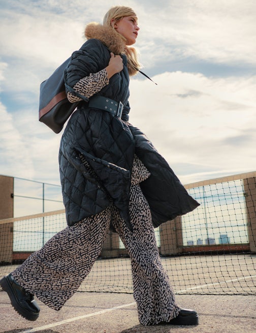 Plumas, camisola y pantalón de Woman Limited. El cinturón y los botines son de El Corte Inglés y el bolso, de Mulberry.