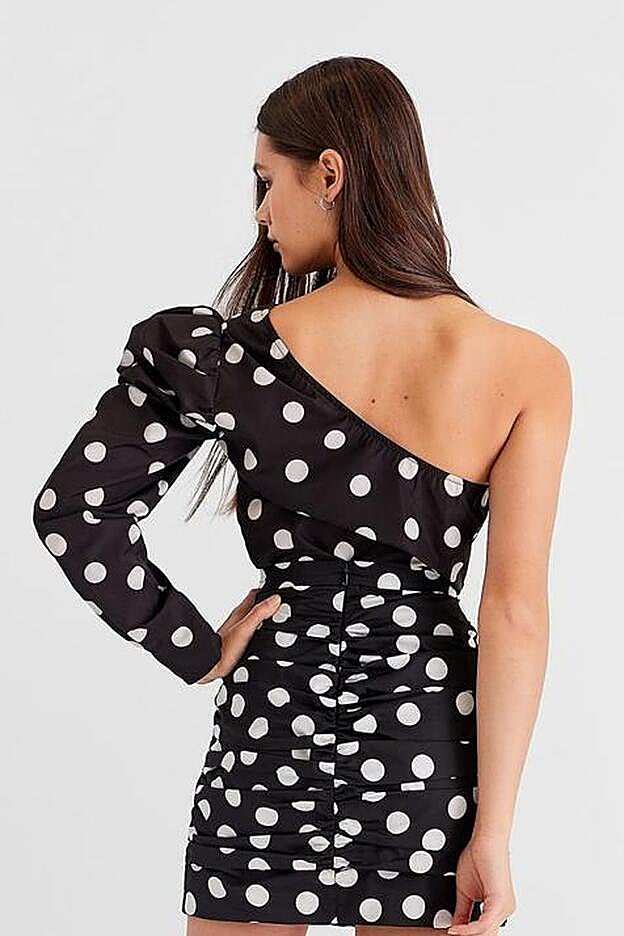 Conjunto de blusa asimétrica y falda de Bershka.