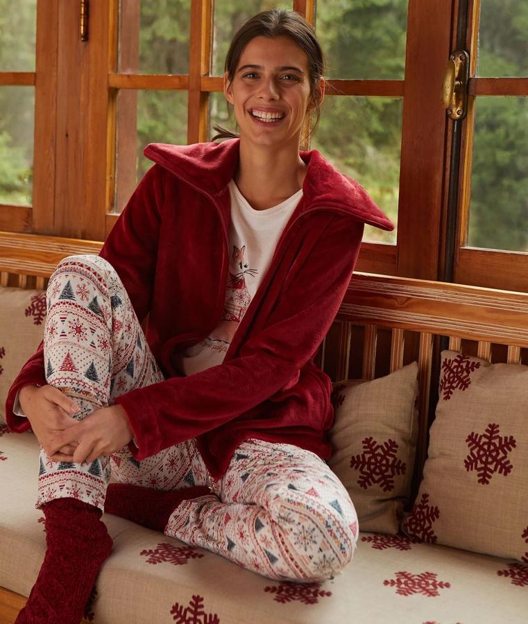 Pijama navideño de tres piezas con sudadera de terciopelo de Etam, 39 euros.