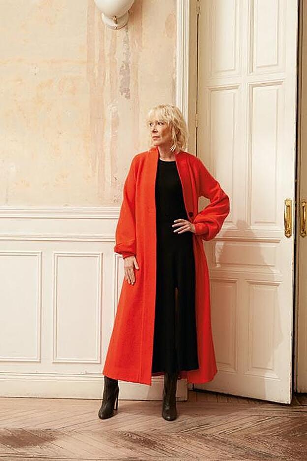 La actriz lleva abrigo de Marcos Luengo, vestido de Maje, botines de Pura López y joyas de Aristocrazy.