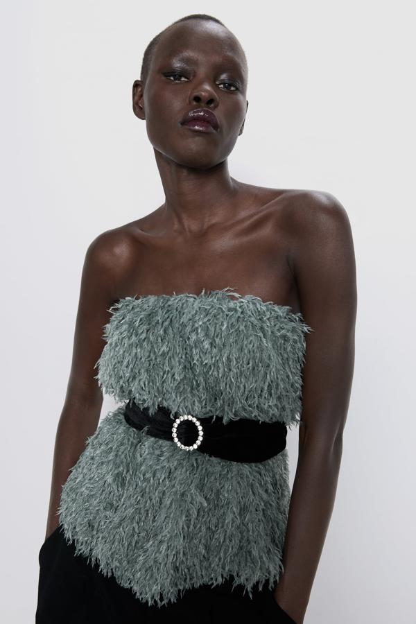 En color verde agua y con escote recto, este cuerpo de Zara con efecto plumas cuesta 25,95 y se ha agotado en las tallas S y M. Viene con un precioso cinturón de terciopelo negro con hebilla tipo joya.