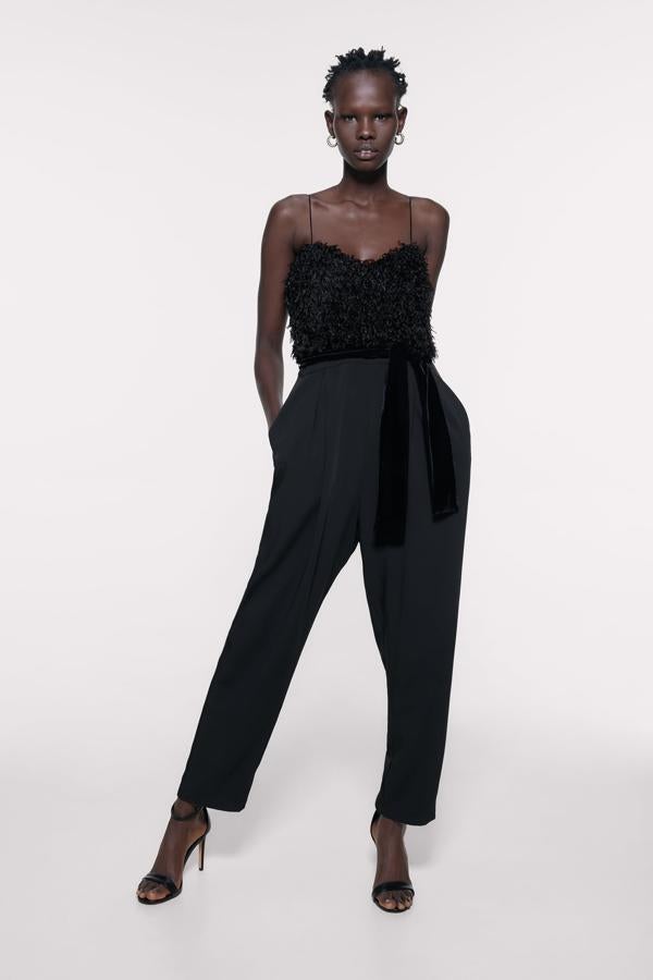 Escote de pico y tirantes finos para este mono combinado de Zara que cuesta 39,95 euros. Solo queda en la talla XS y viene con cinturón en terciopelo negro acabado en lazo.