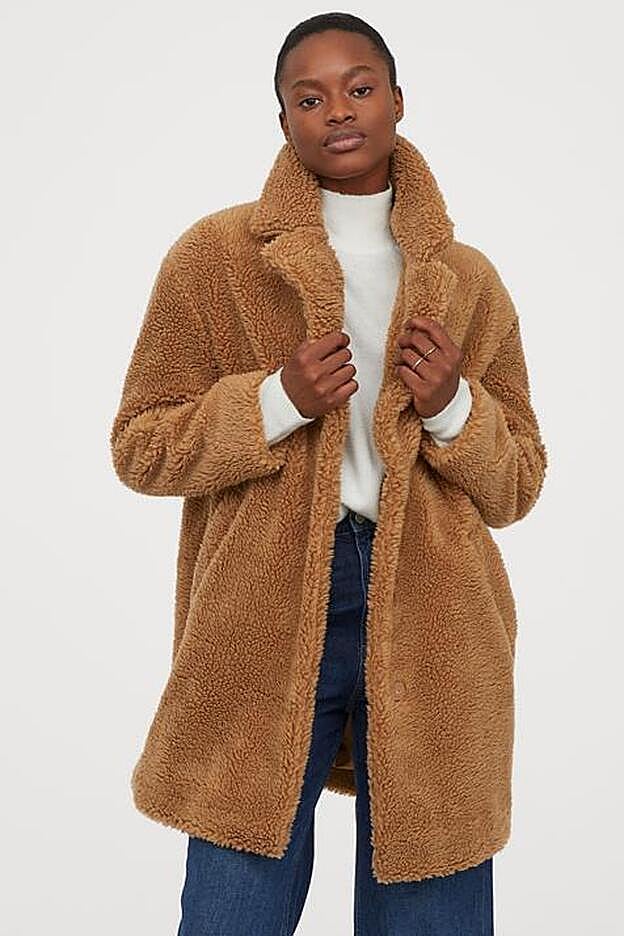 Con efecto peluche en camel claro, el diseño de H&M